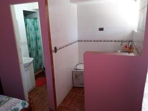 Bilik mandi di Hospedaje Los Abuelos +39 gambar