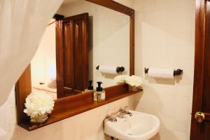a bathroom with a sink and a mirror at Casa de hospedaje Vivaio in Paipa +49 photos