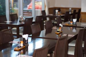 宮古島にあるホテルピースアイランド宮古島のレストランのテーブルと椅子