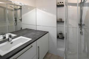 Un baño blanco con lavabo y ducha en L'Imperial, en Le Grau-du-Roi 126 fotos más