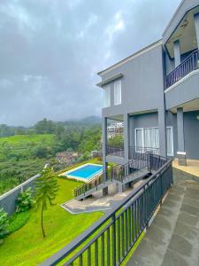 Bazén v ubytování Al Andalus Resort Puncak nebo v jeho okolí