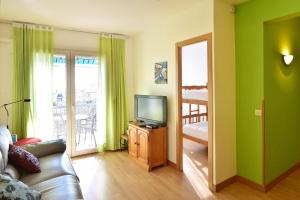 TV a/nebo společenská místnost v ubytování Unsejouraempuriabrava-TERRASSE-VUE MER -CLIME- WIFI PARKING