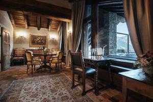 d'une salle à manger avec une table, des chaises et une fenêtre. dans l'établissement Relais Mont Blanc Hotel & Spa, à La Salle
