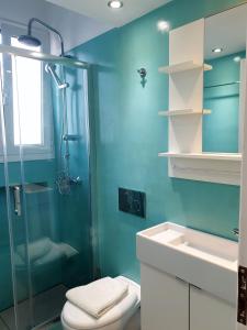 W łazience znajduje się prysznic, toaleta i umywalka. w obiekcie KYMA Apartments - Athens Acropolis 5 w Atenach