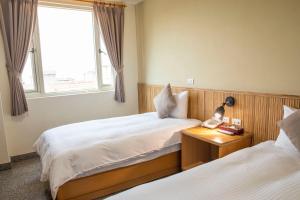 Postel nebo postele na pokoji v ubytování Holiday Hotel