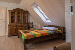 una camera da letto con letto e cassettiera in mansarda di Kernuti House a Emmaste