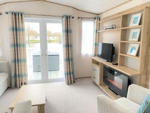Μια τηλεόραση ή/και κέντρο ψυχαγωγίας στο Goosewing Lakeside Lodge