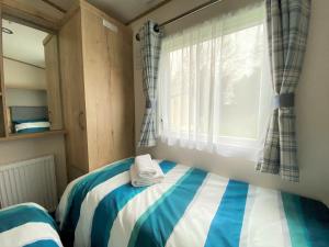 Ένα ή περισσότερα κρεβάτια σε δωμάτιο στο Goosewing Lakeside Lodge +35 φωτογραφίες
