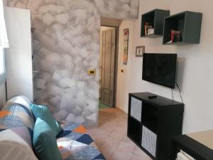 Televízia a/alebo spoločenská miestnosť v ubytovaní La Casina Giramondo di Ele