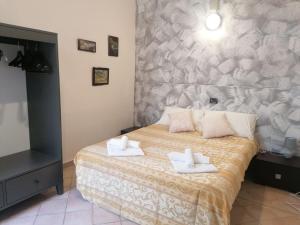 - une chambre avec un lit et 2 serviettes dans l'établissement La Casina Giramondo di Ele, à Viareggio