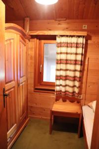 um quarto com uma janela com um banco e uma cortina em Landhaus mit Saunakeller em Bad Wünnenberg