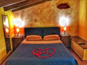 Un dormitorio con una cama con un corazón. en B&B al centro storico, en Troina