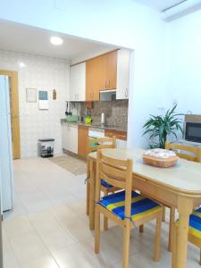 - une cuisine et une salle à manger avec une table et des chaises dans l'établissement Apartamento Casco Antiguo Ponferrada, à Ponferrada