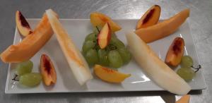 un plato blanco con frutas y verduras. en Le Quattro Rose, en Diamante