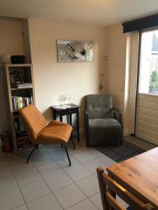 sala de estar con silla y silla en B&B Kleine Vliet, en Medemblik