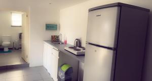 uma cozinha com um frigorífico branco e um lavatório em Apartment Curacao em Willemstad