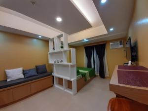 Zimmer mit Sofa und Bett in einem Zimmer in der Unterkunft 1Tagaytay in Lipa