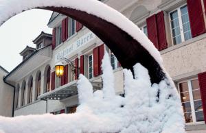 un objeto cubierto de nieve frente a un edificio en Gasthof Bären en Schinznach Dorf