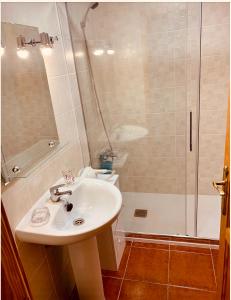 uma casa de banho com um lavatório e um chuveiro em Apartamento La real 3 em San Nicolás