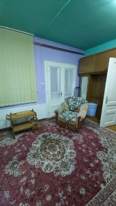 uma sala de estar com um sofá e um tapete grande em Brasov - Centrul Vechi em Brasov
