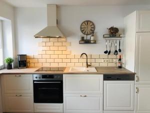 a kitchen with a sink and a clock on the wall at Wanderlust - Thüringer Wald, Rennsteig, Finsterbergen in Friedrichroda