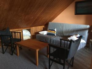 サン・リュネールにあるLa maison des couleursのソファ、椅子2脚、テーブルが備わる客室です。 +30枚の写真