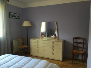 サン・リュネールにあるLa maison des couleursのベッドルーム(鏡付きドレッサー付)