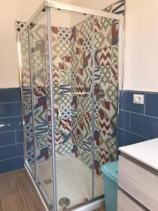 una doccia con porta in vetro in bagno di Simple and very nice a Olbia