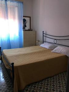 1 dormitorio con 1 cama grande y ventana en Simple and very nice en Olbia