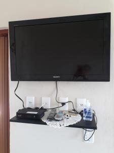 a flat screen tv hanging on a wall at Morada do Sol in Ilha Comprida
