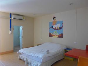 een slaapkamer met een bed en een schilderij aan de muur bij Silver Reef in Udon Thani