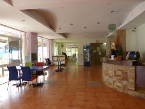 een lobby met een bar en tafels en stoelen bij Silver Reef in Udon Thani