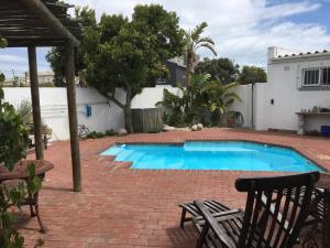 Swimmingpoolen hos eller tæt på Fairhaven Beachhouse & Pool Blouberg seaside