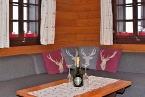 una mesa con dos copas y una botella de vino en Apartment Sonnleitn/Nassfeld, en Sonnenalpe Nassfeld