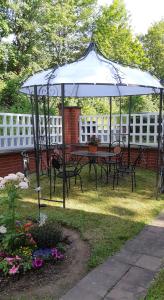 een tuinhuisje met een picknicktafel in de tuin bij Ferienwohnung Julia in Suhl