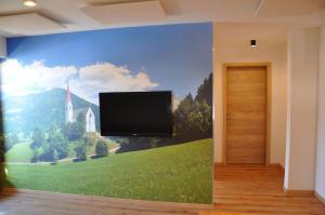 TV a/nebo společenská místnost v ubytování Ferienwohnung Staudach, Apartment