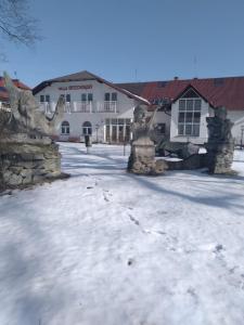 un edificio con nieve delante en Villa Orzechowski en Wisła