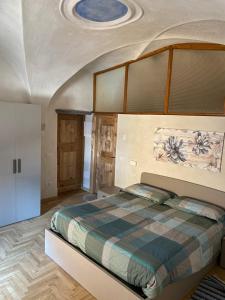 Schlafzimmer mit einem großen Bett und einer Decke in der Unterkunft Appartamento Cavour in Bormio