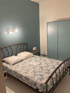 - une chambre dotée d'un lit avec un mur bleu dans l'établissement Gîte domaine de la source bas, à Vias