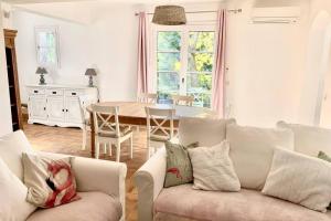 un salon avec un canapé et une table dans l'établissement La villa Flamingo toute proche de la plage, à Biguglia