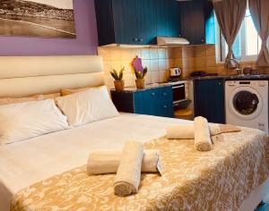 A bed or beds in a room at Colourful apartments (Violet sky)