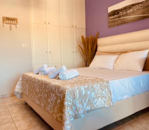 A bed or beds in a room at Colourful apartments (Violet sky)