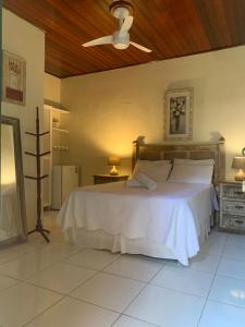 Cama ou camas em um quarto em Pousada Solar da Praia