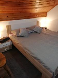 Una cama o camas en una habitación de Holiday Home Tin