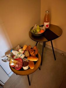 una mesa con un tazón de comida y un tazón de fruta en Octavie - Suite de luxe à Tournai avec piscine privée, jacuzzi, sauna et hammam en Tournai