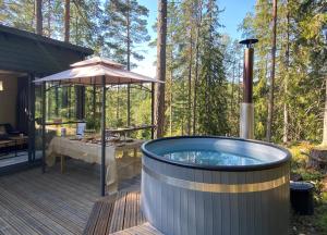 bañera de hidromasaje en una terraza en el bosque en Villa Falco, en Espoo