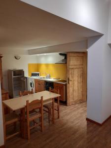 een keuken met een tafel en stoelen in een kamer bij Fattoria Meneguto Agriturismo Degasper Giorgio in Cortina dʼAmpezzo