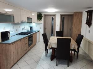 A kitchen or kitchenette at Tó apartman