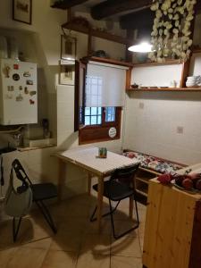 uma cozinha com mesa e cadeiras num quarto em El bagolo em Veneza