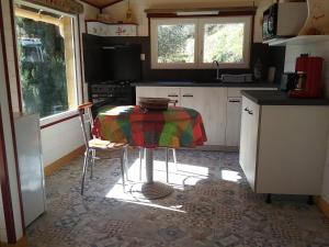 Rigaud的住宿－L'arberc，厨房配有桌子和毯子